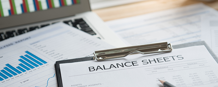 What qualifications do you need to become an accountant or a bookkeeper?